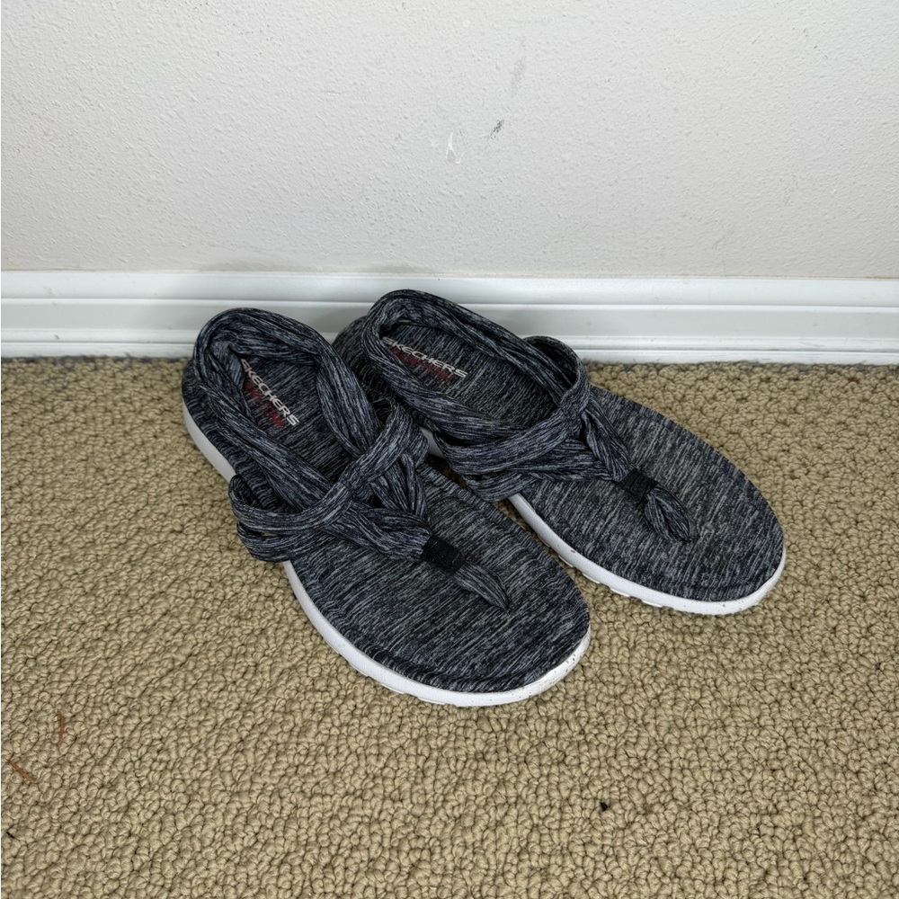 Skechers Yoga Foam Ankle Strap Cushion Thong Sandals (Women’s Size 6)